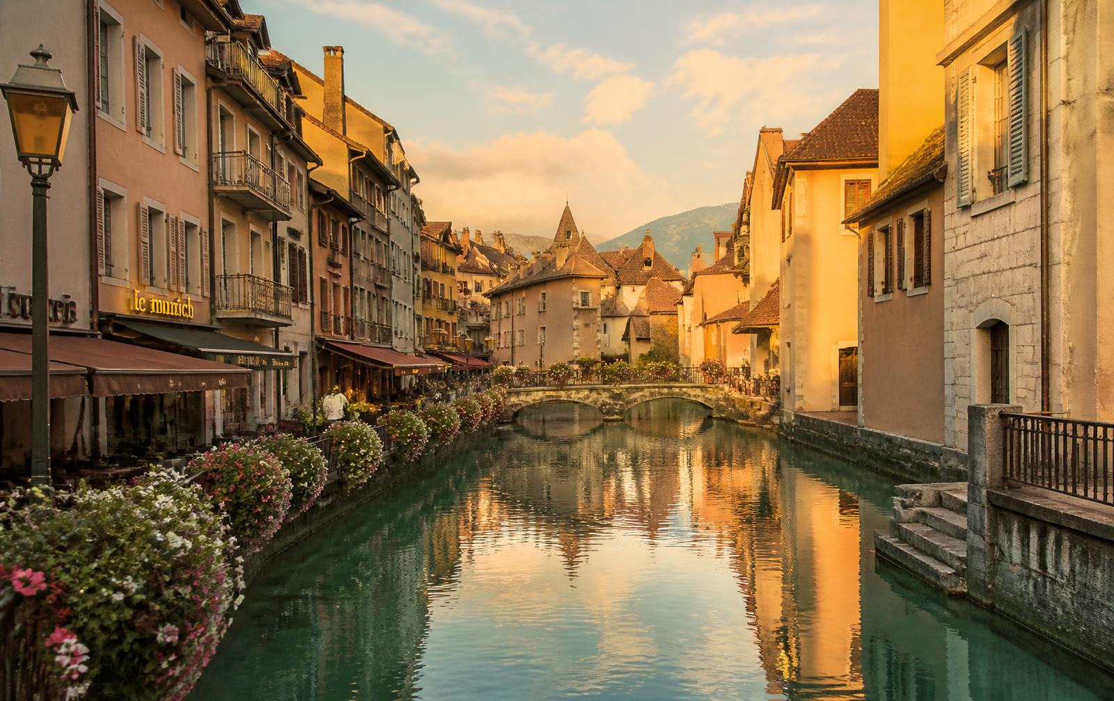 Les canaux d'Annecy au coucher du soleil, près du restaurant Le Petit Savoyard