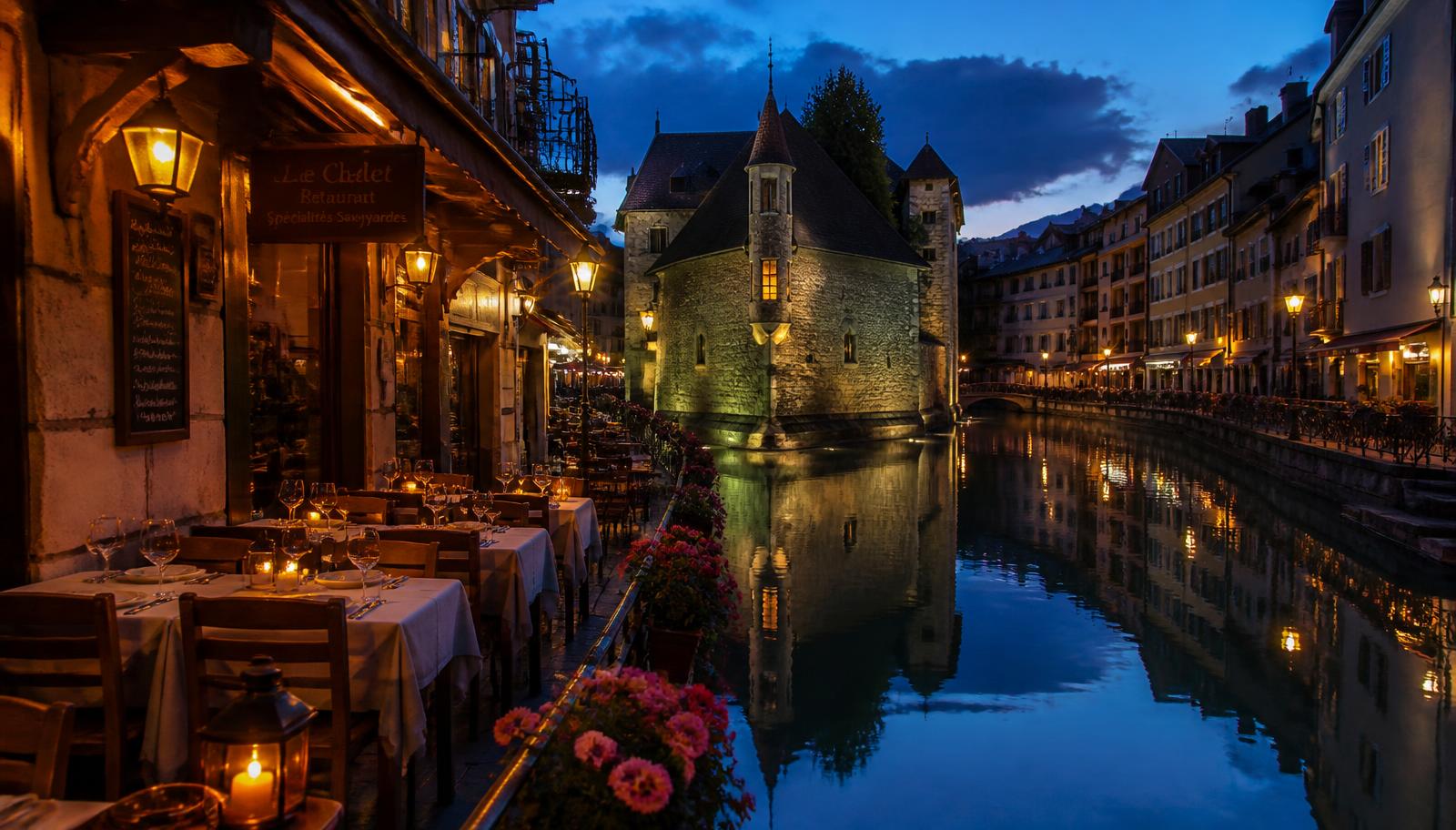 Terrasse au bord du canal d'Annecy à la tombée de la nuit